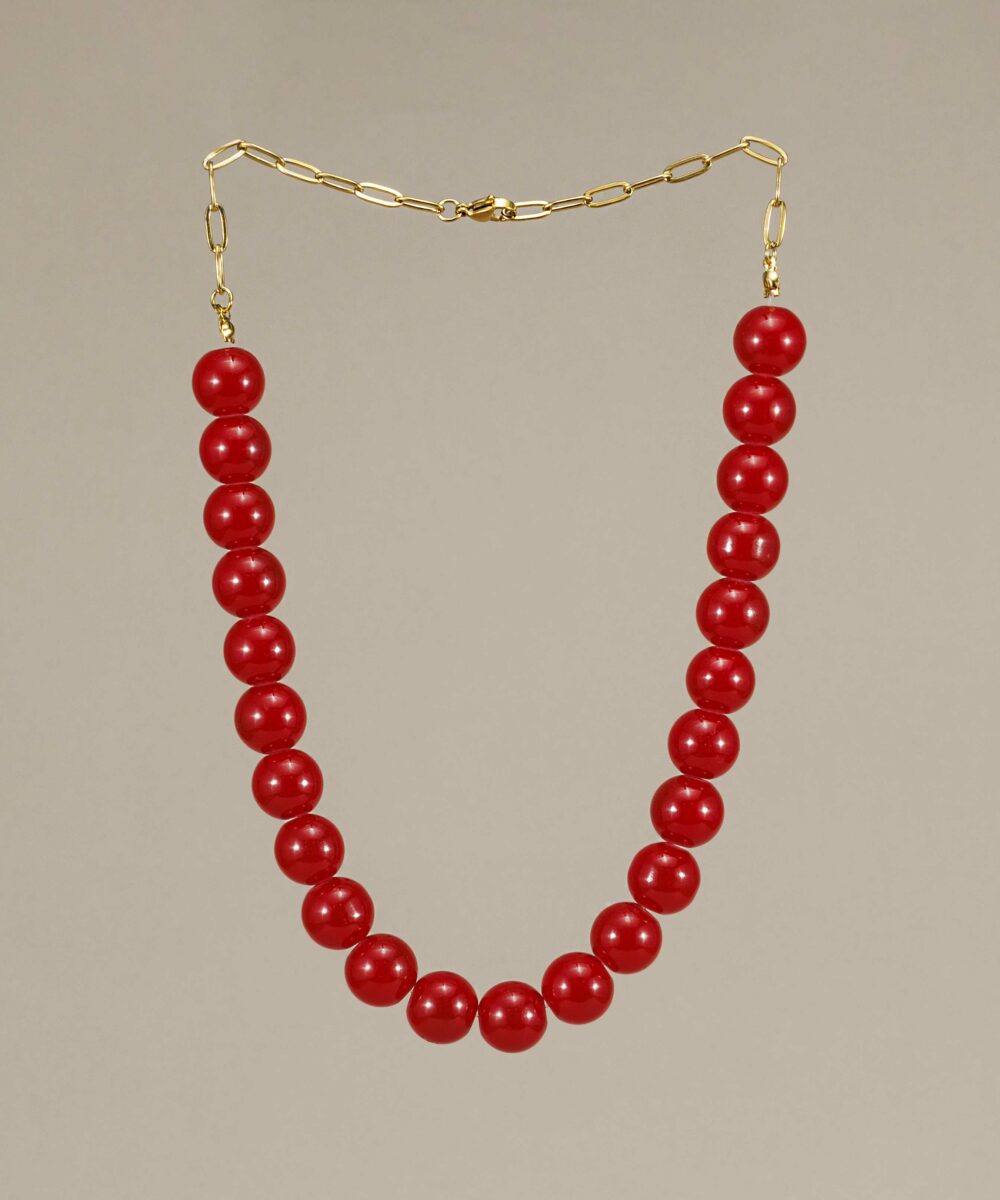 Dale color y estilo a tu look con el collar maxi bolas rojas, la joya tendencia de la primavera-verano 2025. ¡Ideal para looks casual o arreglados!