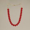 Dale color y estilo a tu look con el collar maxi bolas rojas, la joya tendencia de la primavera-verano 2025. ¡Ideal para looks casual o arreglados!