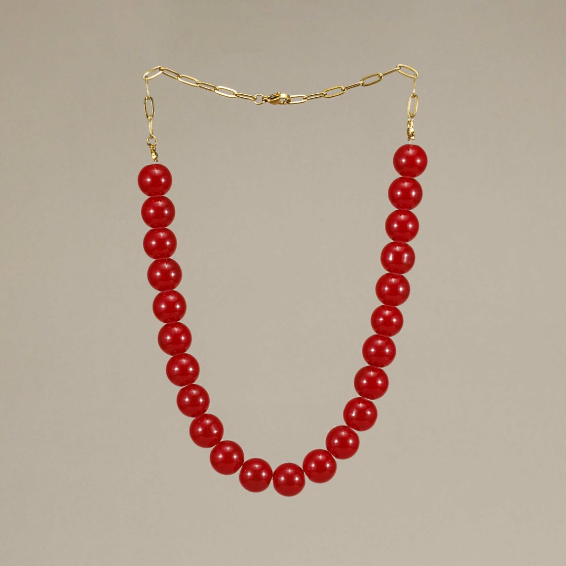 Dale color y estilo a tu look con el collar maxi bolas rojas, la joya tendencia de la primavera-verano 2025. ¡Ideal para looks casual o arreglados!