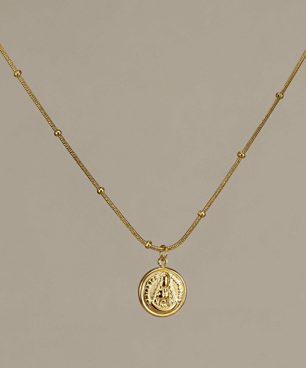 Cadena Virgen del Rocío en acero inoxidable dorado, waterproof e hipoalergénica. Con medalla y cadena Caribe. ¡Estilo con alma y mucho brillo!