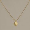 Cadena Virgen del Rocío en acero inoxidable dorado, waterproof e hipoalergénica. Con medalla y cadena Caribe. ¡Estilo con alma y mucho brillo!