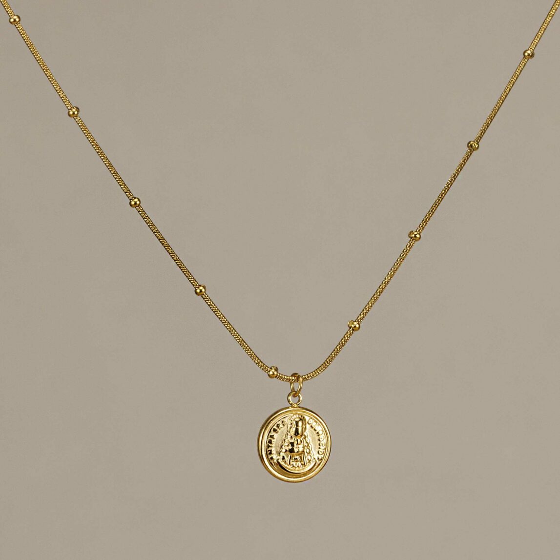 Cadena Virgen del Rocío en acero inoxidable dorado, waterproof e hipoalergénica. Con medalla y cadena Caribe. ¡Estilo con alma y mucho brillo!
