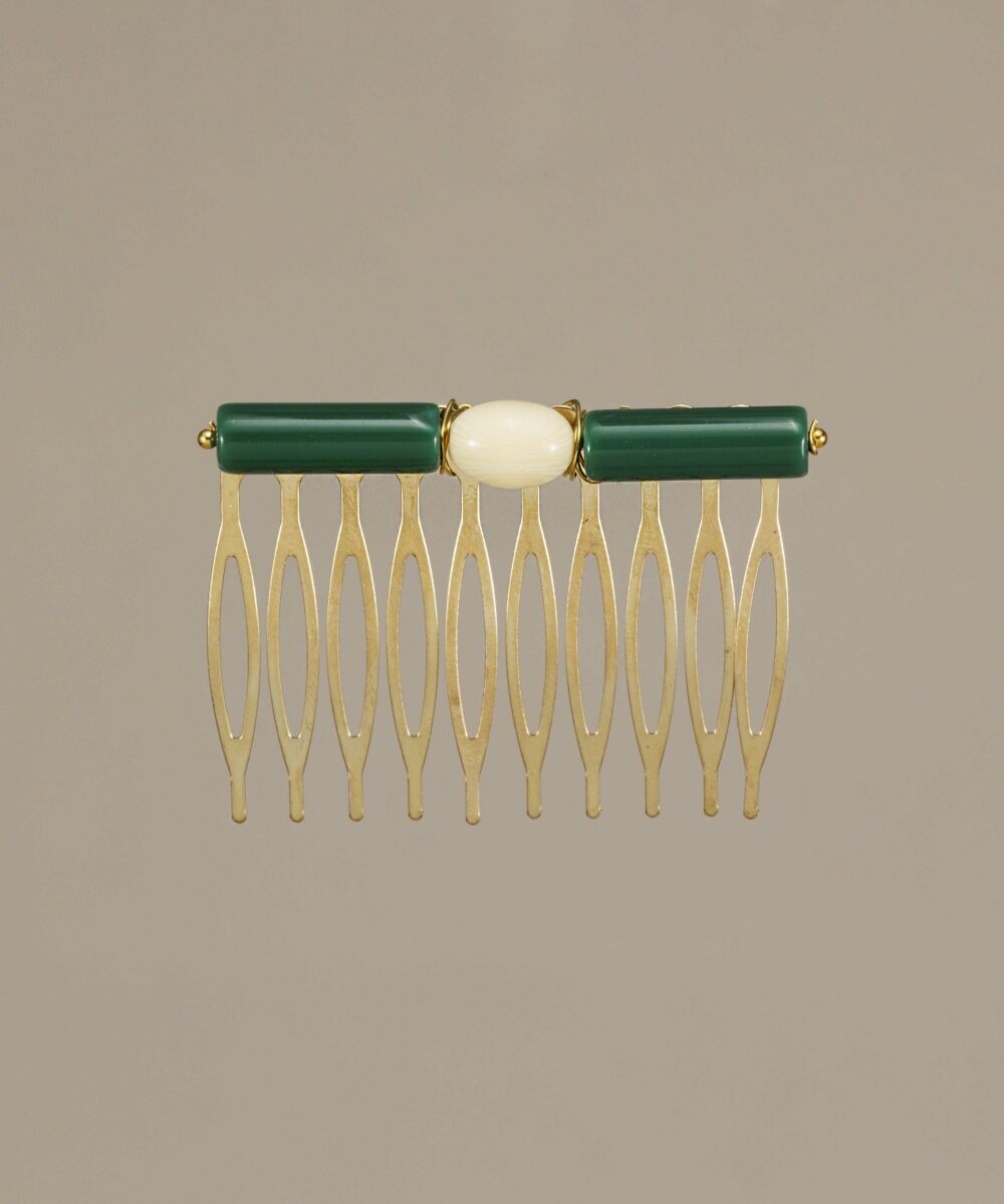 Peinecillo Dolores verde musgo de Darwin Collection. Hecho a mano, cómodo y elegante, ideal para completar tu look flamenco con estilo.