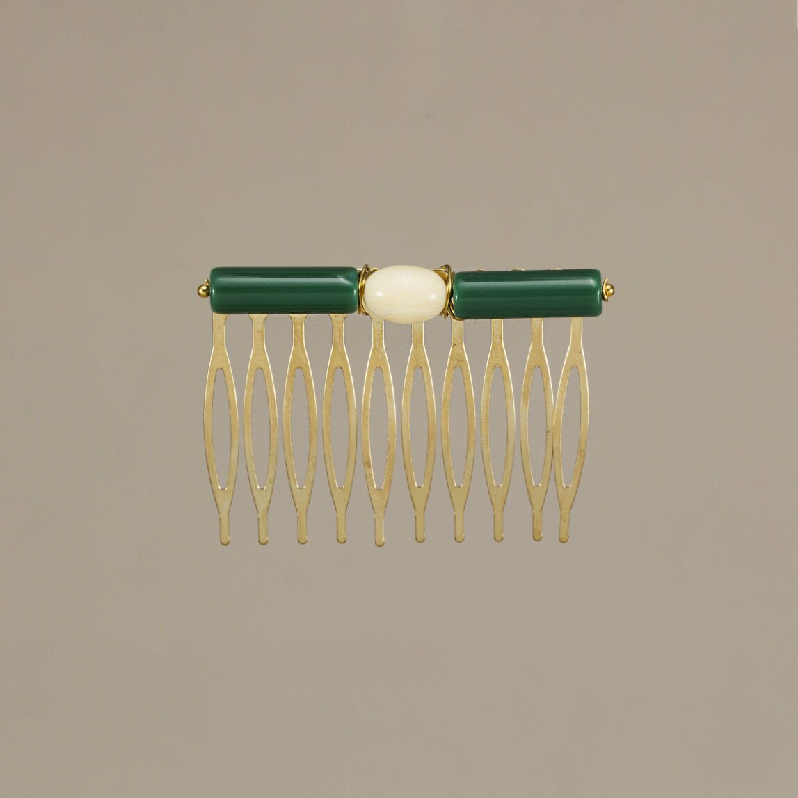 Peinecillo Dolores verde musgo de Darwin Collection. Hecho a mano, cómodo y elegante, ideal para completar tu look flamenco con estilo.
