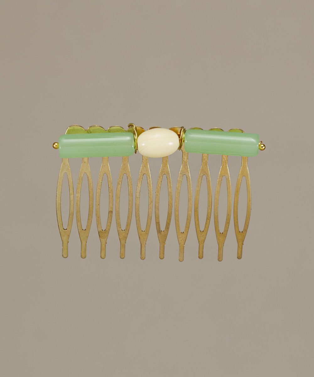 Peinecillo Dolores verde agua de Darwin Collection. Hecho a mano, cómodo y elegante, ideal para completar tu look flamenco con estilo.