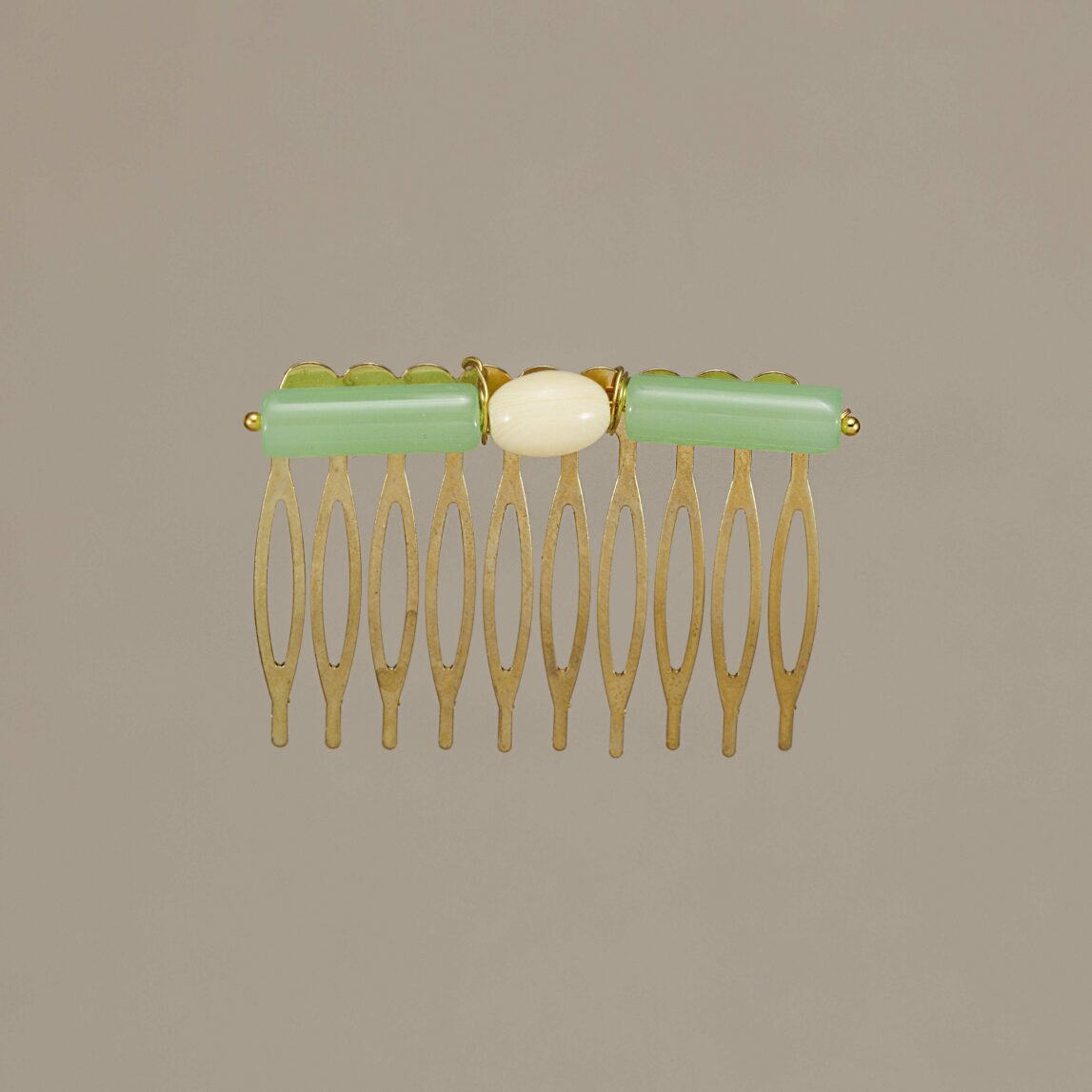 Peinecillo Dolores verde agua de Darwin Collection. Hecho a mano, cómodo y elegante, ideal para completar tu look flamenco con estilo.