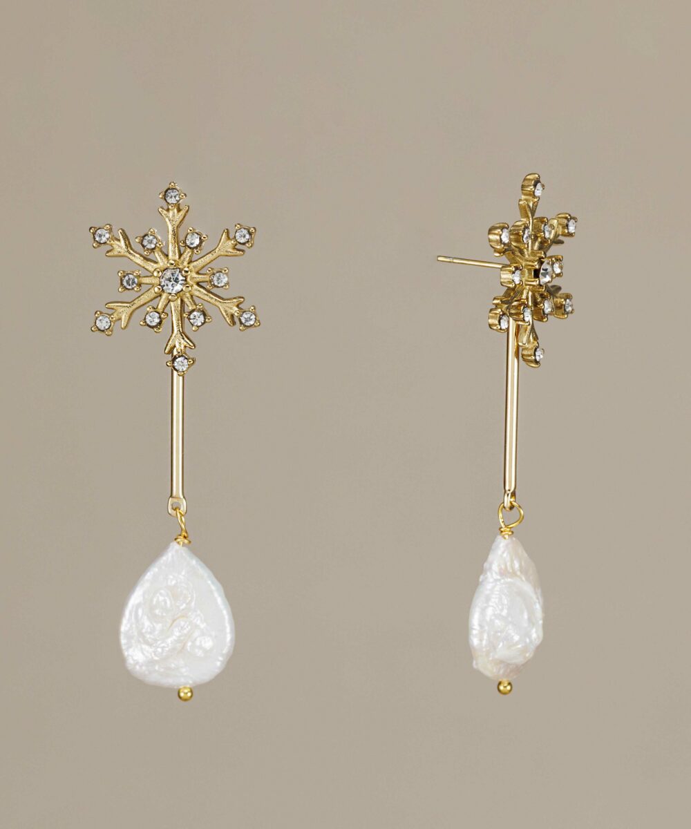 Pendientes de novia Chloé: diseño 2 en 1 con perla barroca y estrella de circonitas. Hechos a mano en Sevilla. Personalizables y únicos.