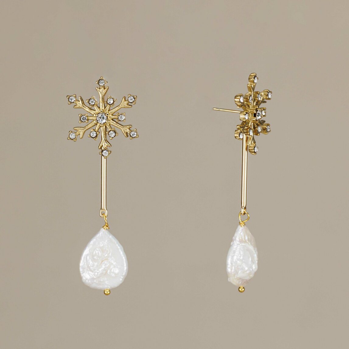 Pendientes de novia Chloé: diseño 2 en 1 con perla barroca y estrella de circonitas. Hechos a mano en Sevilla. Personalizables y únicos.