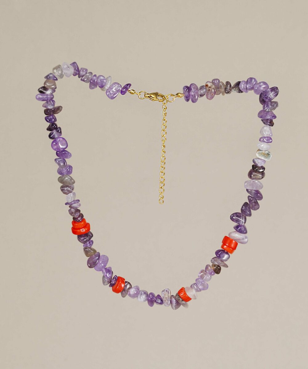 Collar Leiva hecho a mano con amatista y coral naranja. Acero inoxidable, hipoalergénico y waterproof. Verano 2025 con mucho color y estilo.
