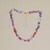 Collar Leiva hecho a mano con amatista y coral naranja. Acero inoxidable, hipoalergénico y waterproof. Verano 2025 con mucho color y estilo.