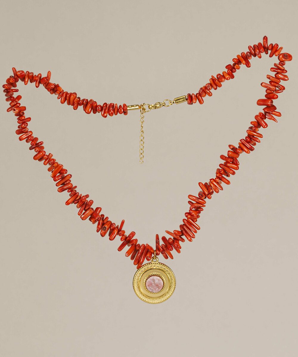 Collar de corales y piedra natural hecho a mano. Ideal para verano. Hipoalergénico, resistente al agua y ajustable. ¡Luce única este 2025!