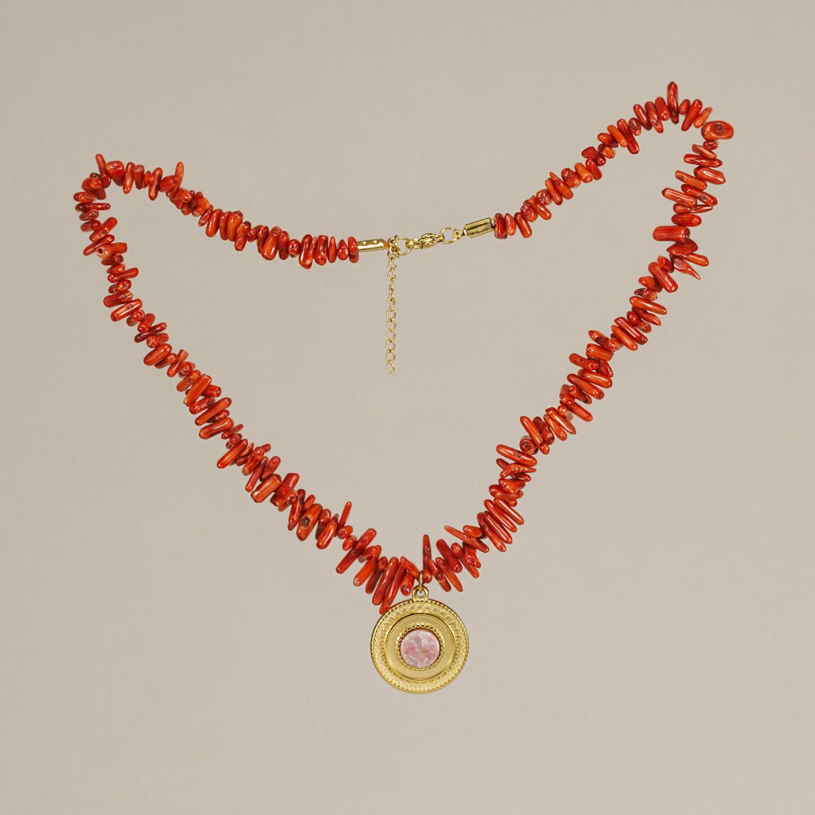 Collar de corales y piedra natural hecho a mano. Ideal para verano. Hipoalergénico, resistente al agua y ajustable. ¡Luce única este 2025!
