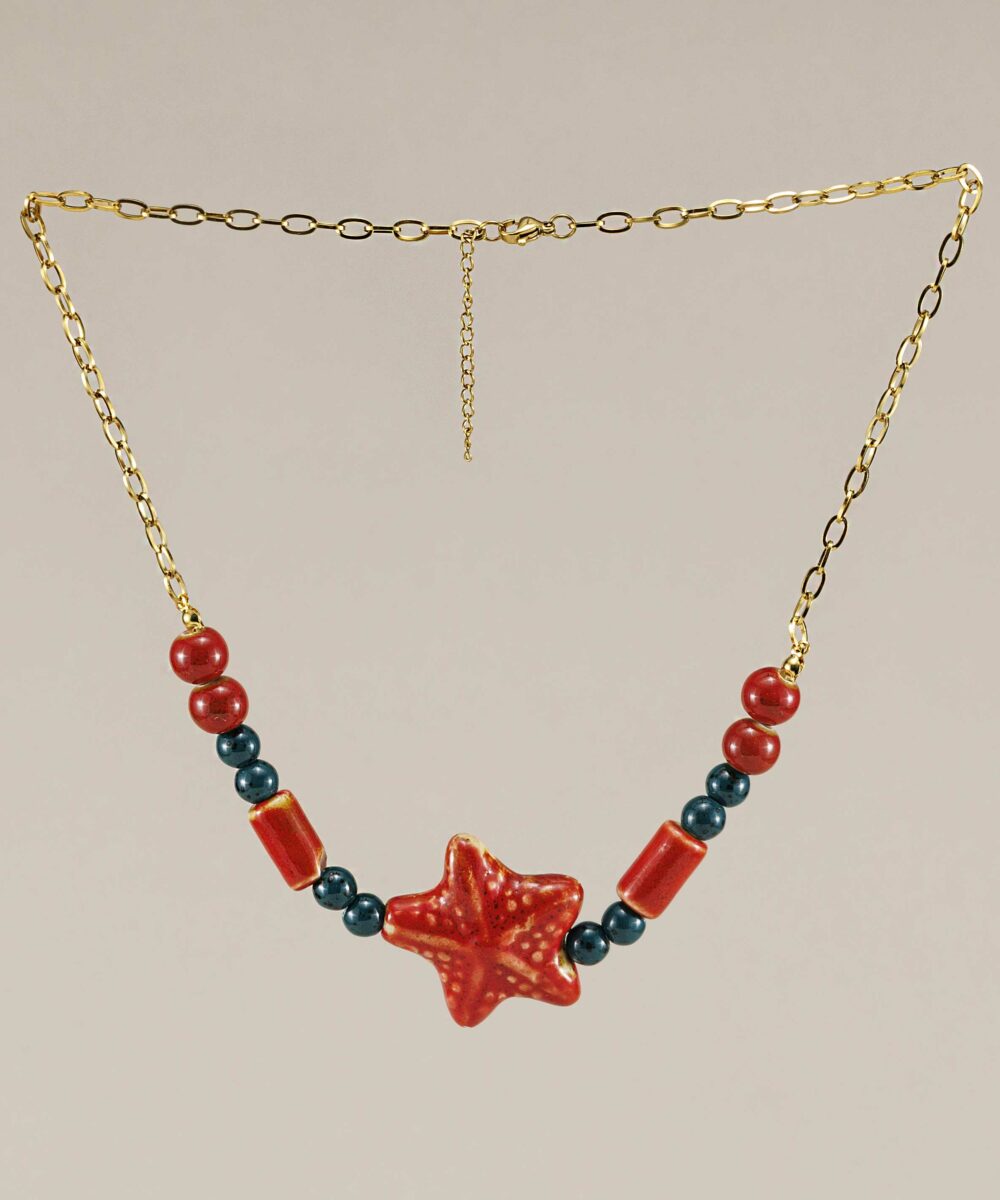Descubre el Collar Moana de Darwin Collection: cerámica esmaltada, diseño marino y cadena de acero inoxidable. Hipoalergénico y waterproof. 🌊✨