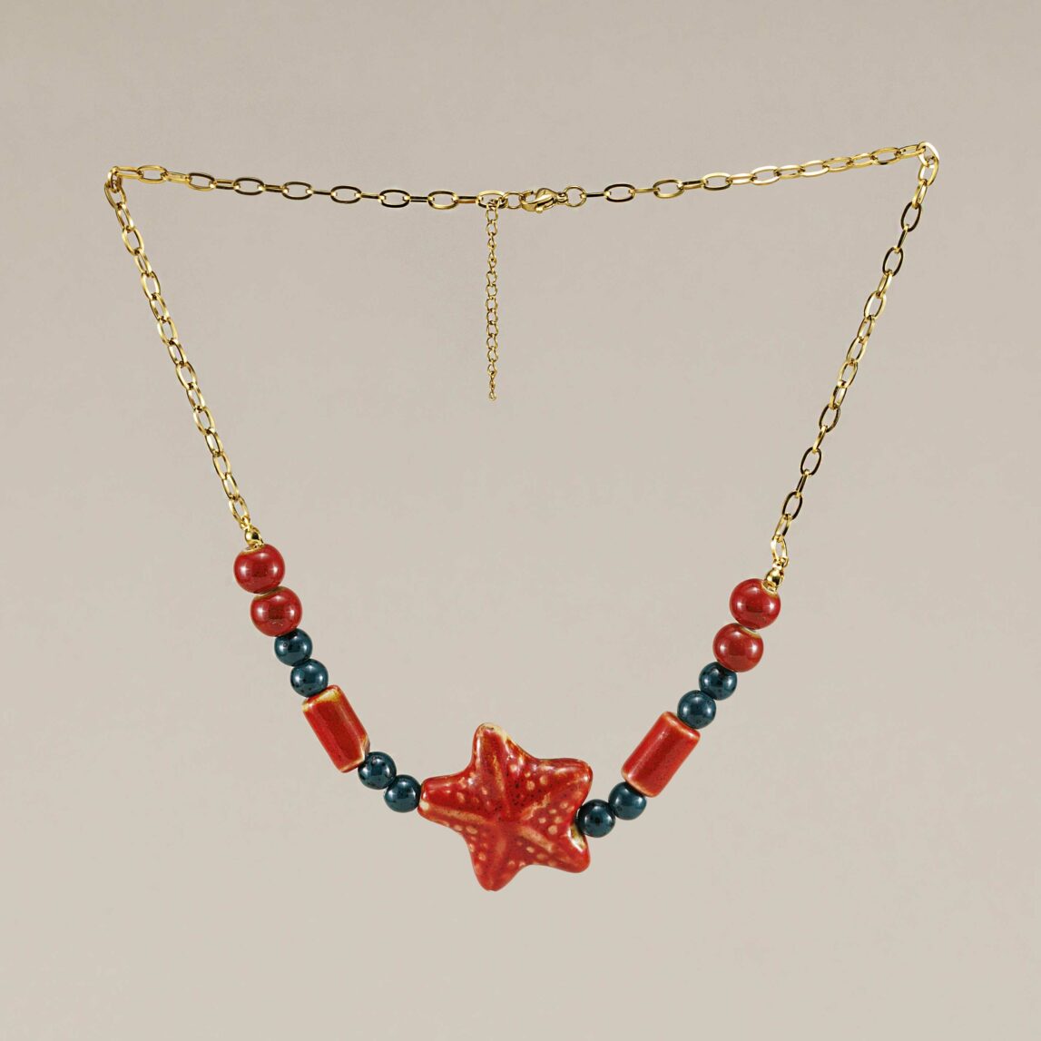 Descubre el Collar Moana de Darwin Collection: cerámica esmaltada, diseño marino y cadena de acero inoxidable. Hipoalergénico y waterproof. 🌊✨