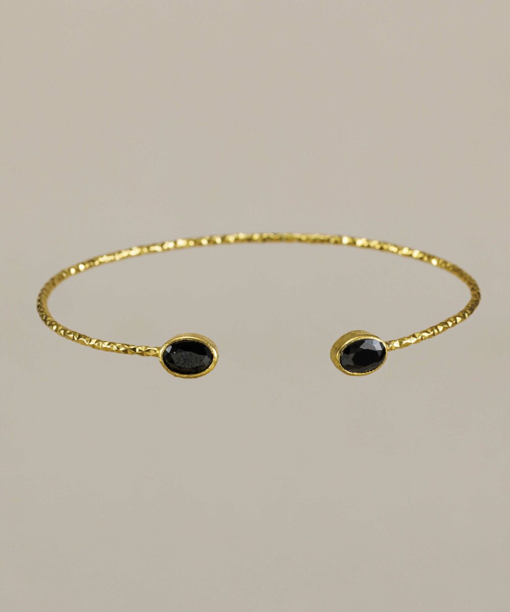 Brazalete oro y piedra Ra con baño de oro 18K y ónix natural. Diseño boho chic, artesanal y brillante. ¡Ideal para combinar y destacar!