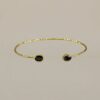Brazalete oro y piedra Ra con baño de oro 18K y ónix natural. Diseño boho chic, artesanal y brillante. ¡Ideal para combinar y destacar!