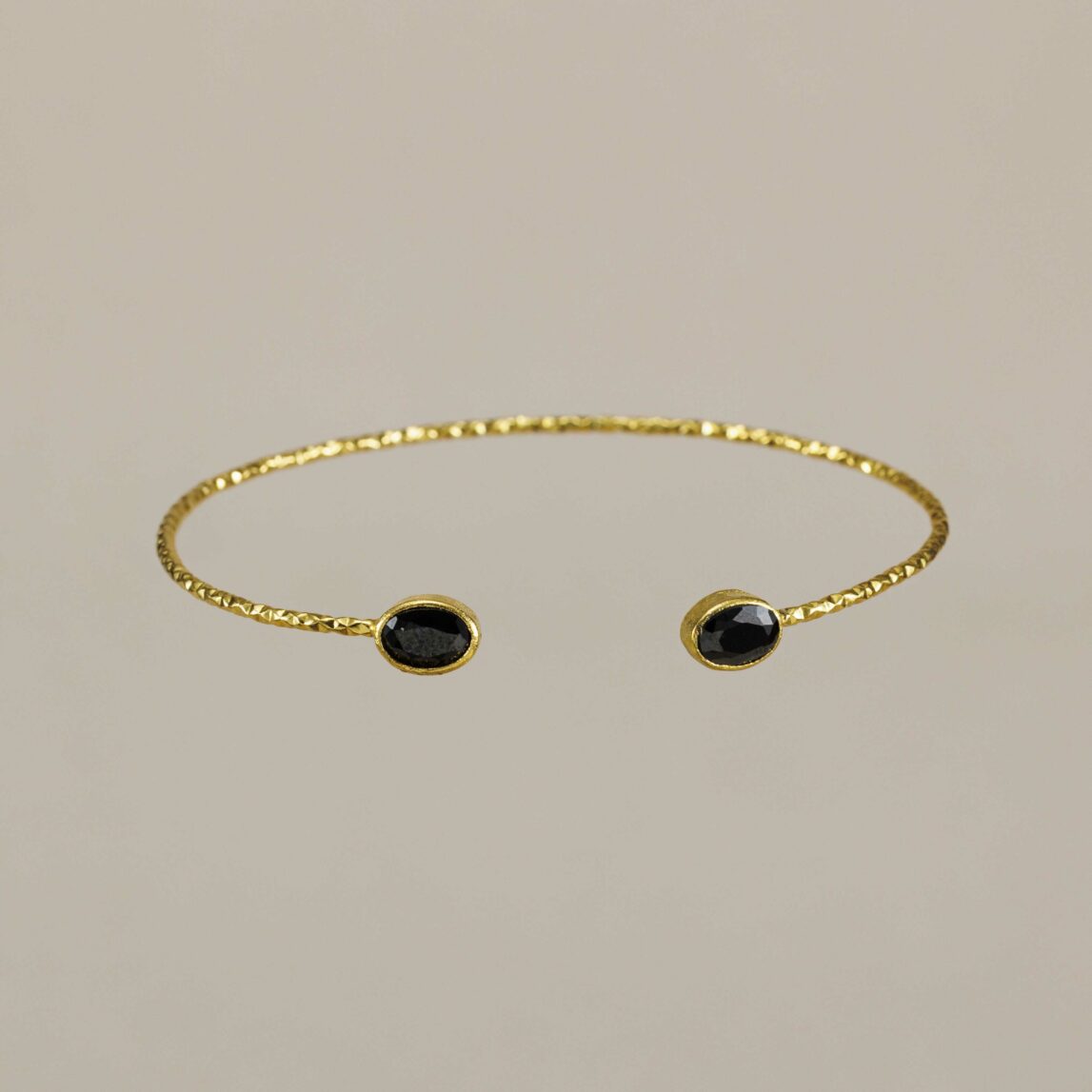 Brazalete oro y piedra Ra con baño de oro 18K y ónix natural. Diseño boho chic, artesanal y brillante. ¡Ideal para combinar y destacar!