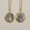 Cadena moneda griega Atenas, joya con historia y estilo. Baño de oro 18K, diseño exclusivo Darwin inspirado en la antigua Grecia. ¡Luce única!