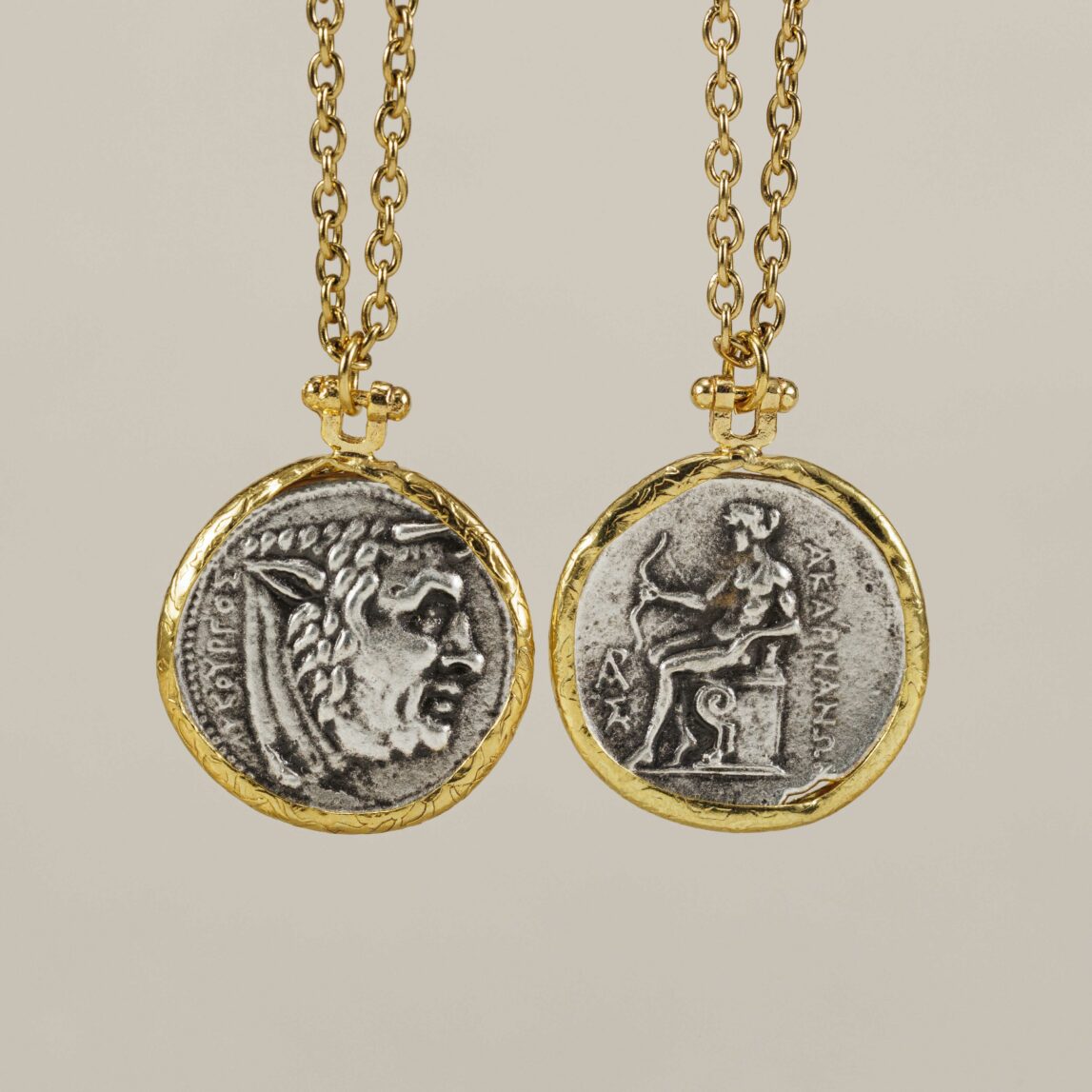 Cadena moneda griega Atenas, joya con historia y estilo. Baño de oro 18K, diseño exclusivo Darwin inspirado en la antigua Grecia. ¡Luce única!