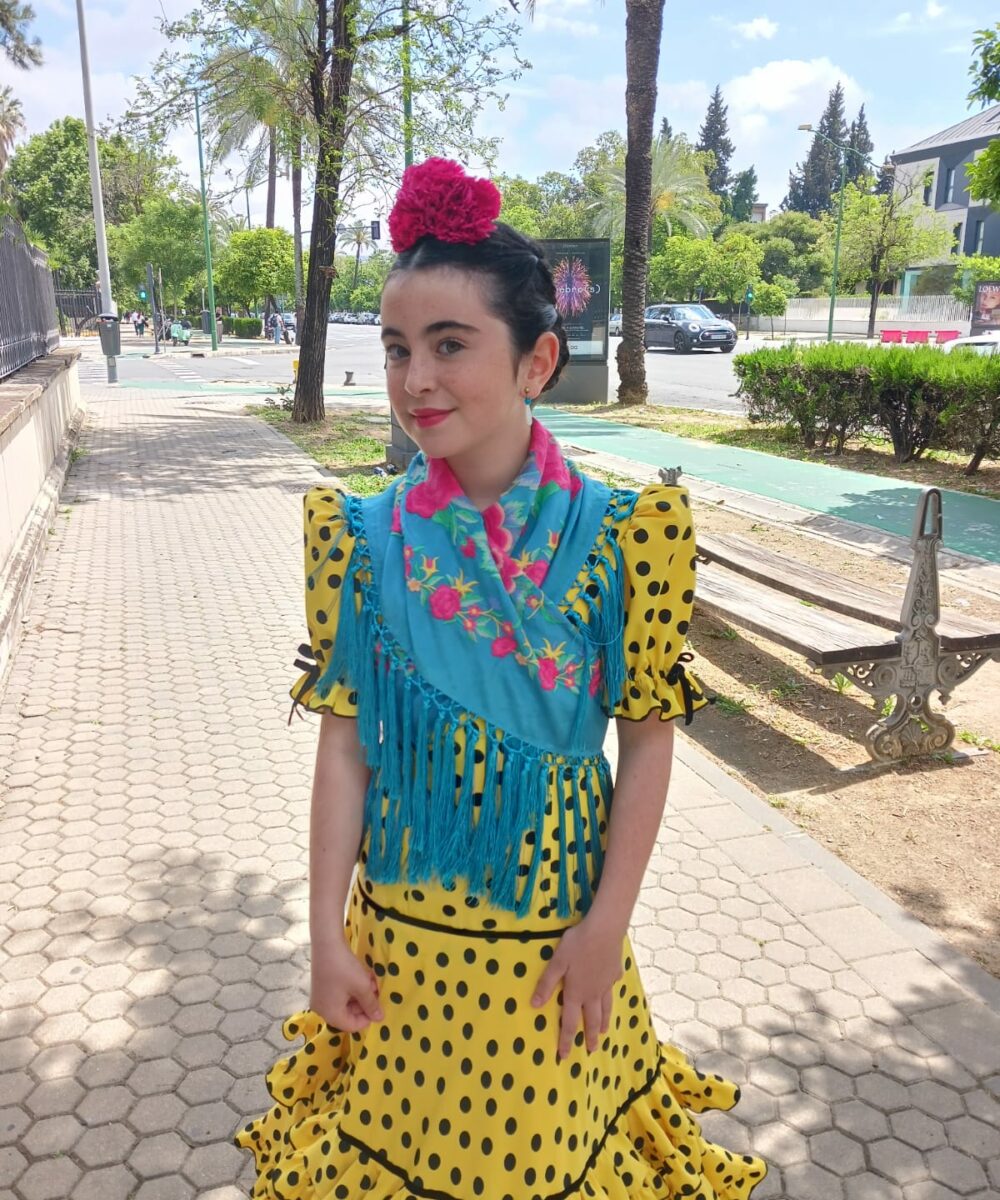 ¡Atrévete a lucir única y elegante en la próxima feria con el Mantoncillo Rosario Dw en azul capri! Otro diseño propio de la colección flamenca 2025.