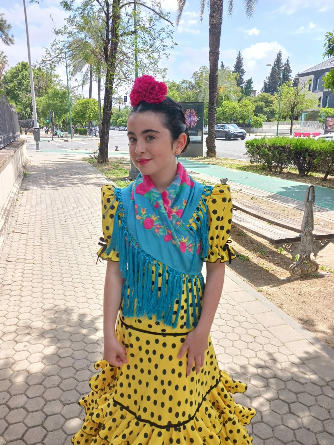 ¡Atrévete a lucir única y elegante en la próxima feria con el Mantoncillo Rosario Dw en azul capri! Otro diseño propio de la colección flamenca 2025.