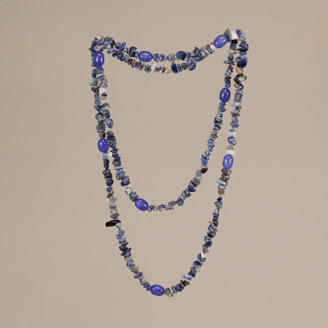 El Collar Tavira, hecho a mano con piedras naturales y montado en hilo sin cierre. El collar de moda este verano 2025. Disponible en 6 colores tendencia.