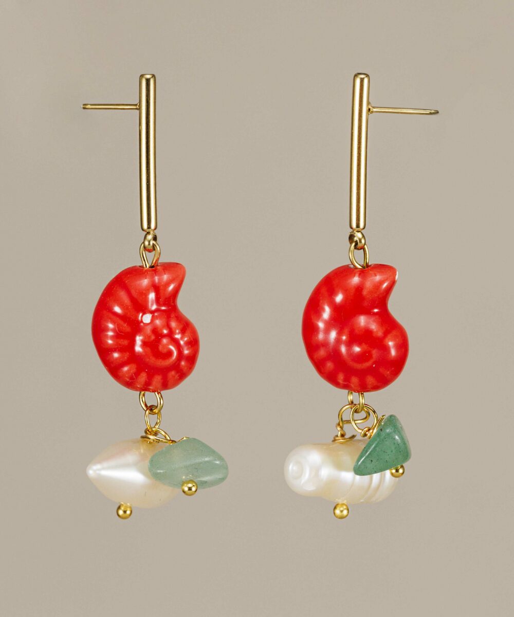 Pendientes cerámica Gary con caracoles esmaltados, piedras naturales y perlas. Hechos a mano, waterproof y únicos. ¡El toque ideal este verano!