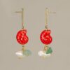 Pendientes cerámica Gary con caracoles esmaltados, piedras naturales y perlas. Hechos a mano, waterproof y únicos. ¡El toque ideal este verano!