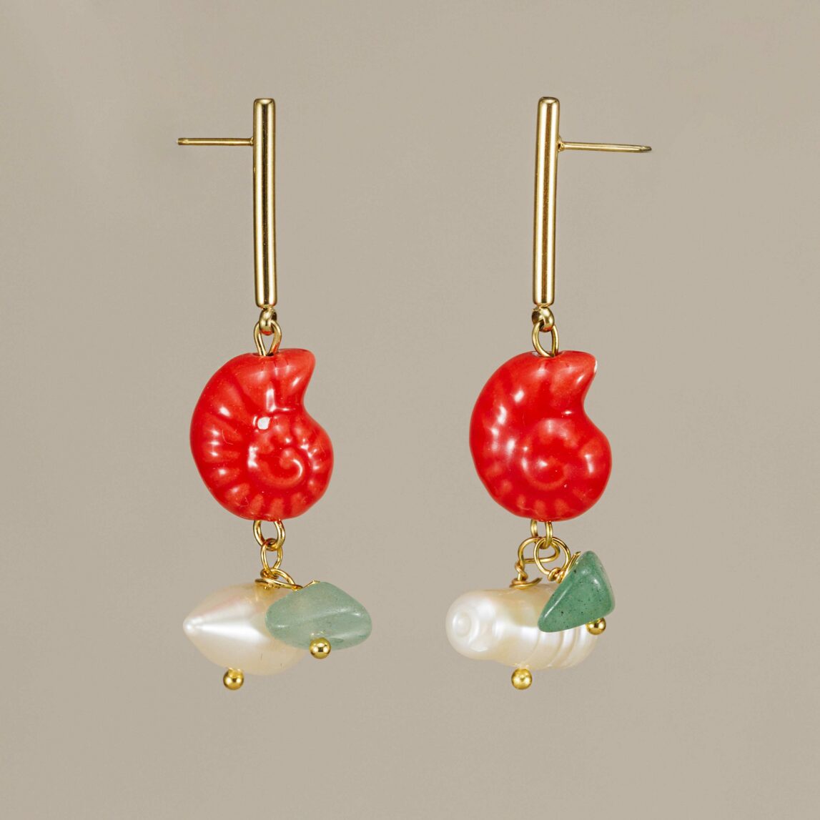 Pendientes cerámica Gary con caracoles esmaltados, piedras naturales y perlas. Hechos a mano, waterproof y únicos. ¡El toque ideal este verano!