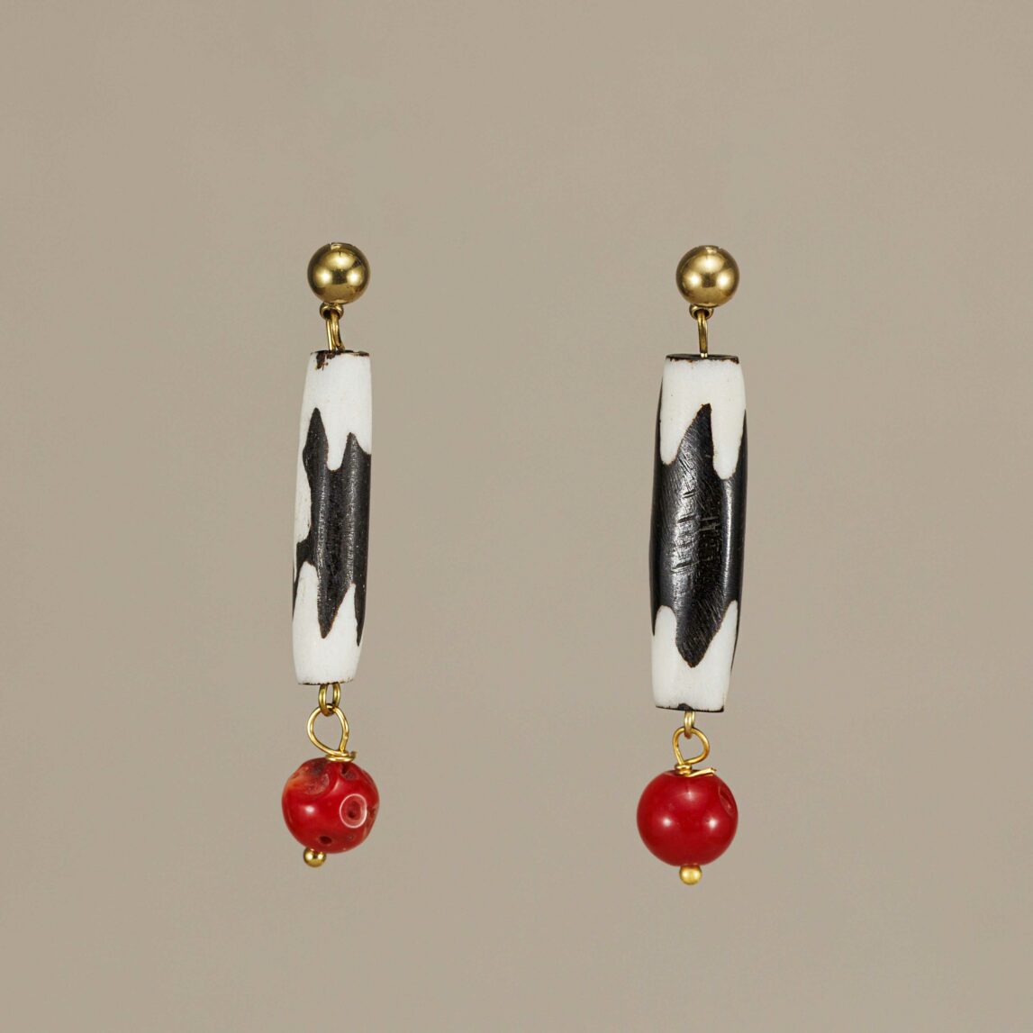 Descubre los Pendientes Nairobi, artesanales y ligeros, con coral natural y piezas africanas. Perfectos para un look veraniego con estilo.