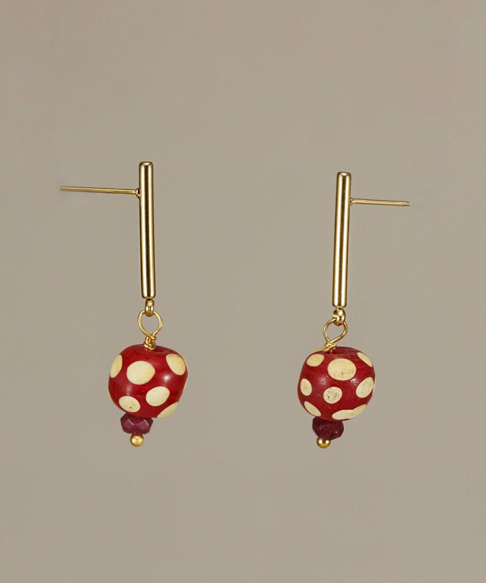 Los Pendientes Luanda son el antojo perfecto: con bola de cristal pintada a mano, son waterproof, ligeros y con un toque muy flamenco.