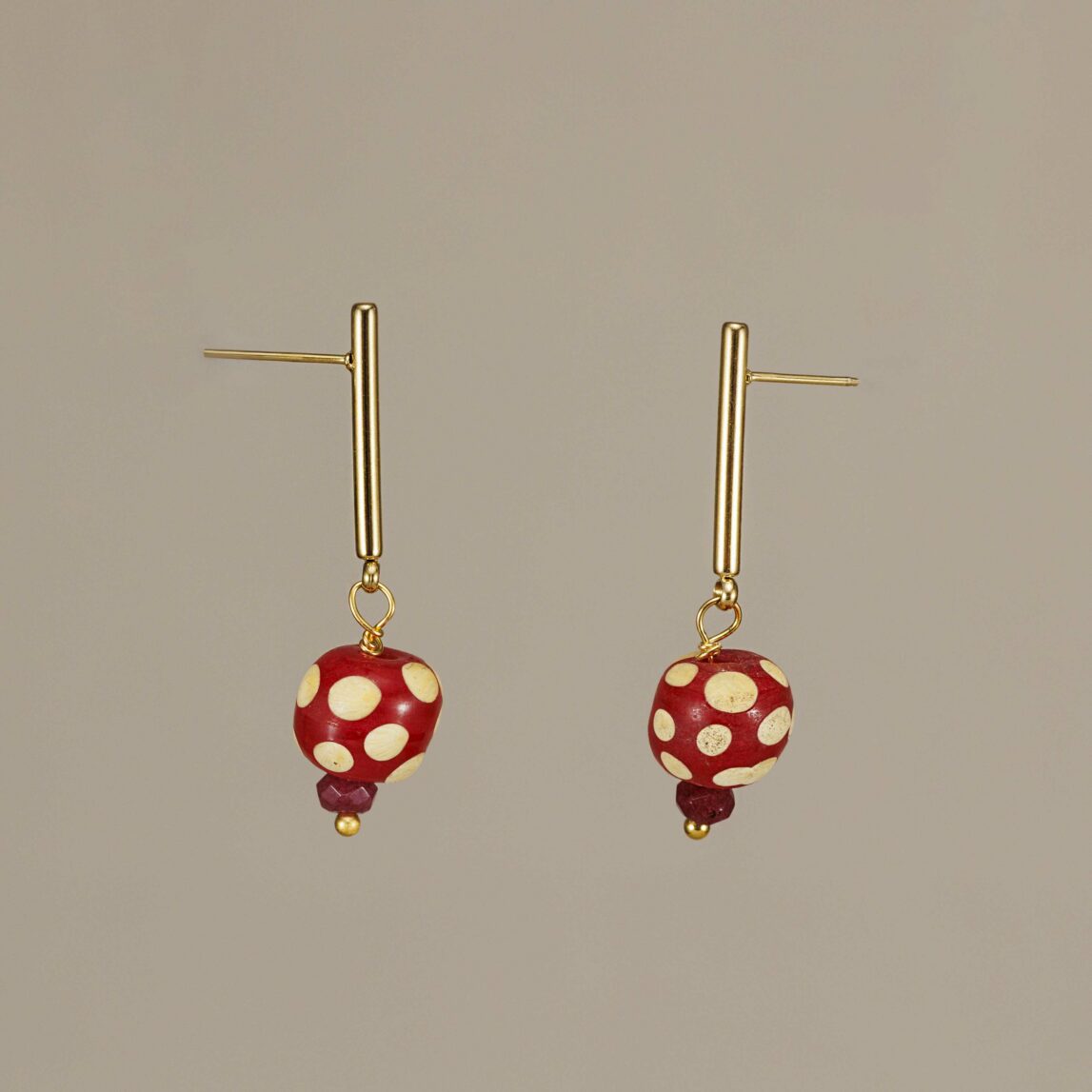 Los Pendientes Luanda son el antojo perfecto: con bola de cristal pintada a mano, son waterproof, ligeros y con un toque muy flamenco.