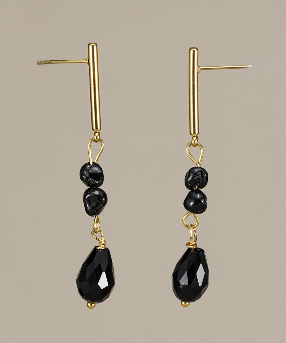 Pendientes Cuna en acero dorado con ónix negro. Elegantes, ligeros y waterproof. Perfectos para eventos o tu día a día con estilo.