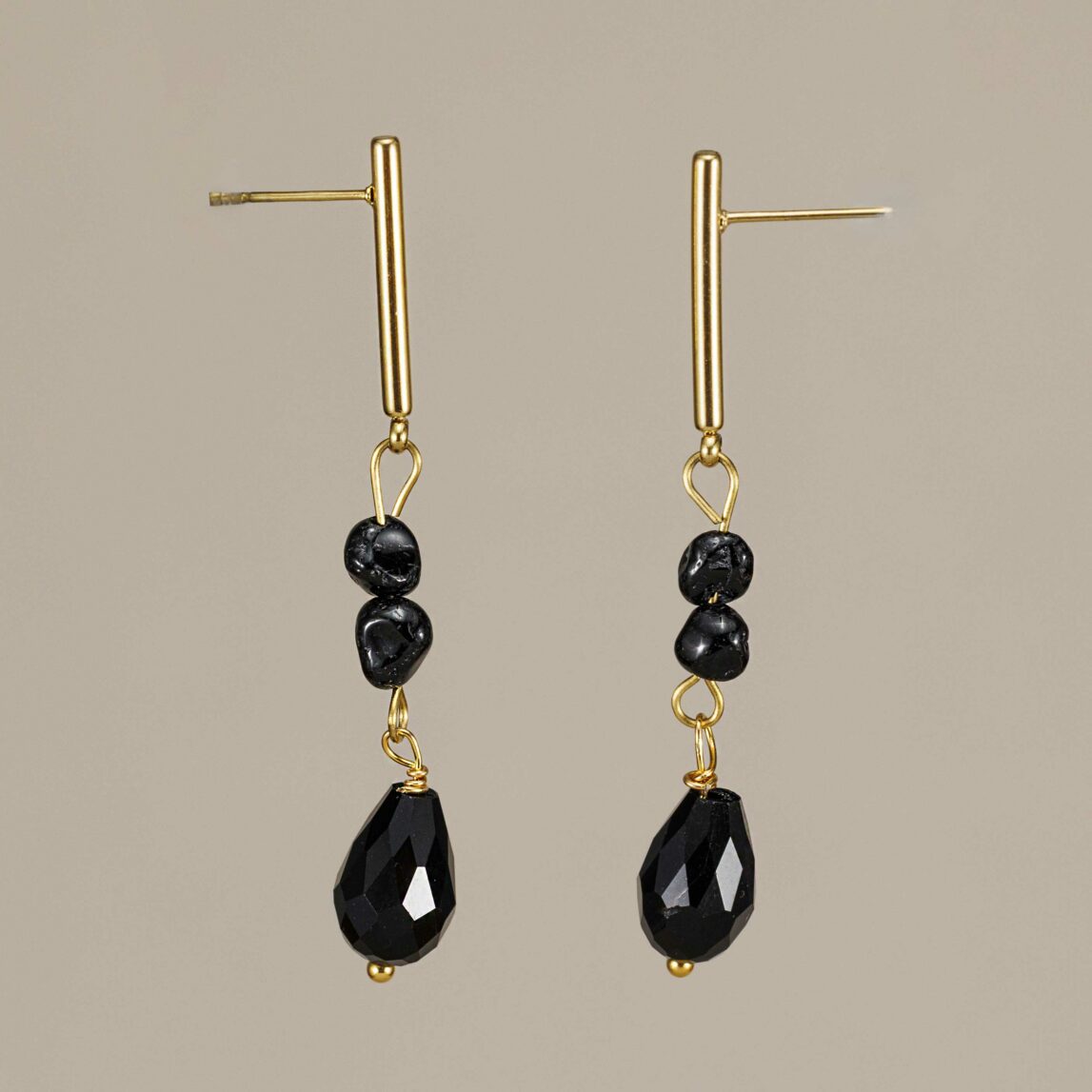 Pendientes Cuna en acero dorado con ónix negro. Elegantes, ligeros y waterproof. Perfectos para eventos o tu día a día con estilo.