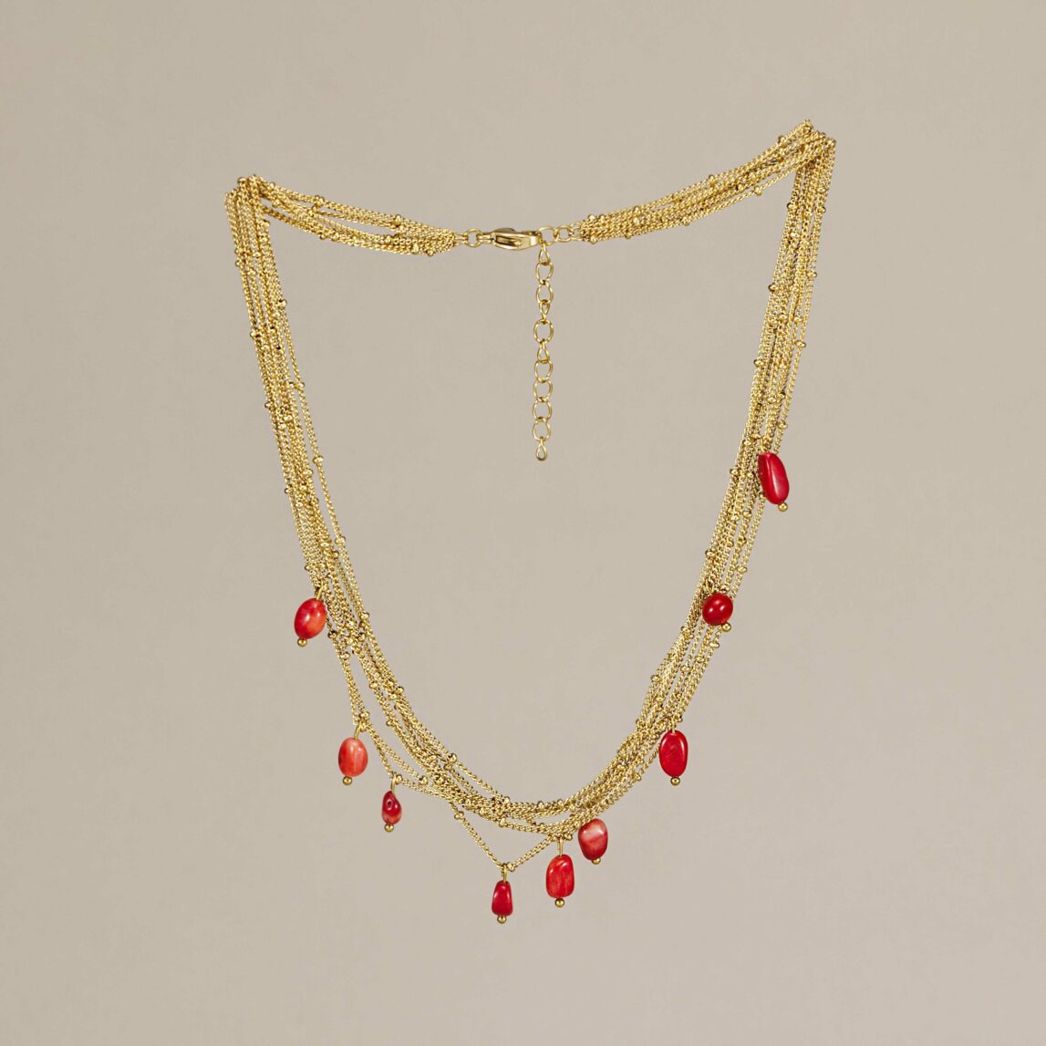 Cadenas Roquetas: cadena fina dorada con piedras naturales de coral rojo. Waterproof, hipoalergénica y ligera. Ideal para verano .