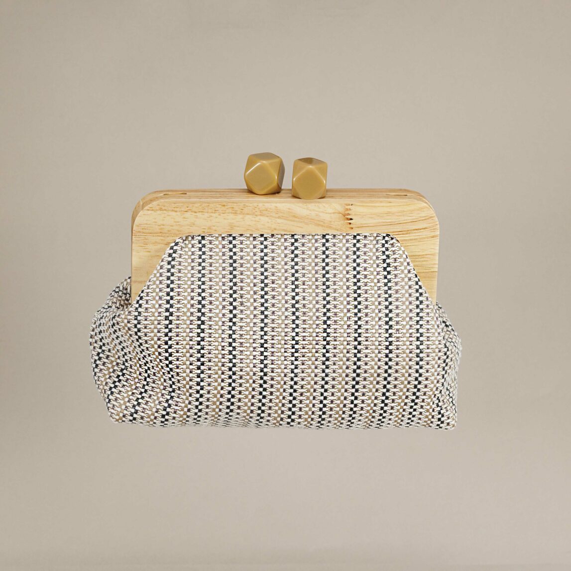 Bolso de mano Renata tostado con efecto rafia y estructura de madera. 3 formas de llevarlo. Ideal para invitadas, bodas o looks casual con estilo.