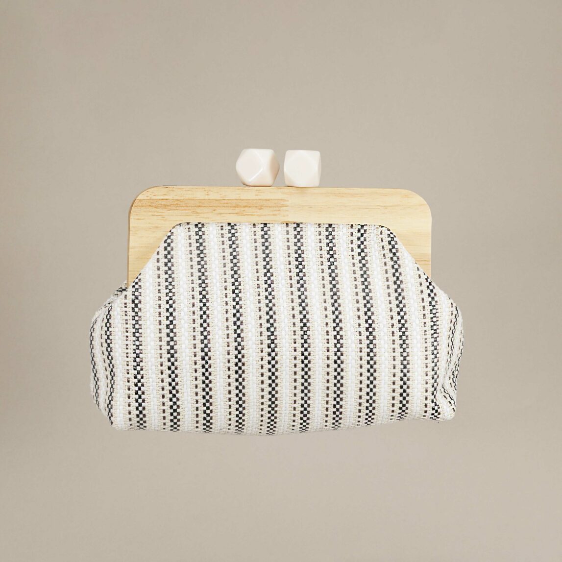 Bolso de mano Renata marfil con efecto rafia y estructura de madera. 3 formas de llevarlo. Ideal para invitadas, bodas o looks casual con estilo.
