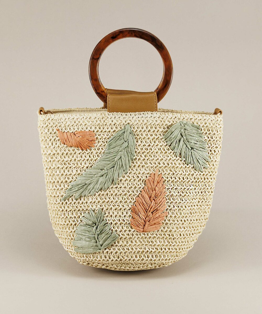 Bolso bucket de fibra natural Green con hojas bordadas en verde y terracota. Diseño artesanal con asas de carey y bandolera . Ideal para looks de verano.