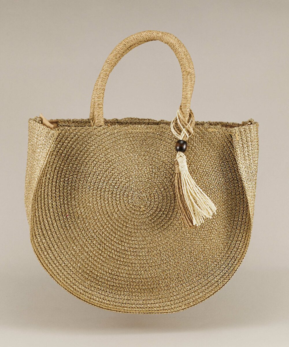Bolso capazo dorado Capri ideal para tus looks de verano. Versátil, con cierre de cremallera y detalle de rafia. Perfecto para cualquier plan.