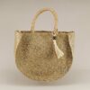 Bolso capazo dorado Capri ideal para tus looks de verano. Versátil, con cierre de cremallera y detalle de rafia. Perfecto para cualquier plan.