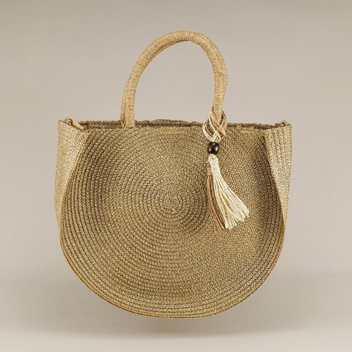 Bolso capazo dorado Capri ideal para tus looks de verano. Versátil, con cierre de cremallera y detalle de rafia. Perfecto para cualquier plan.