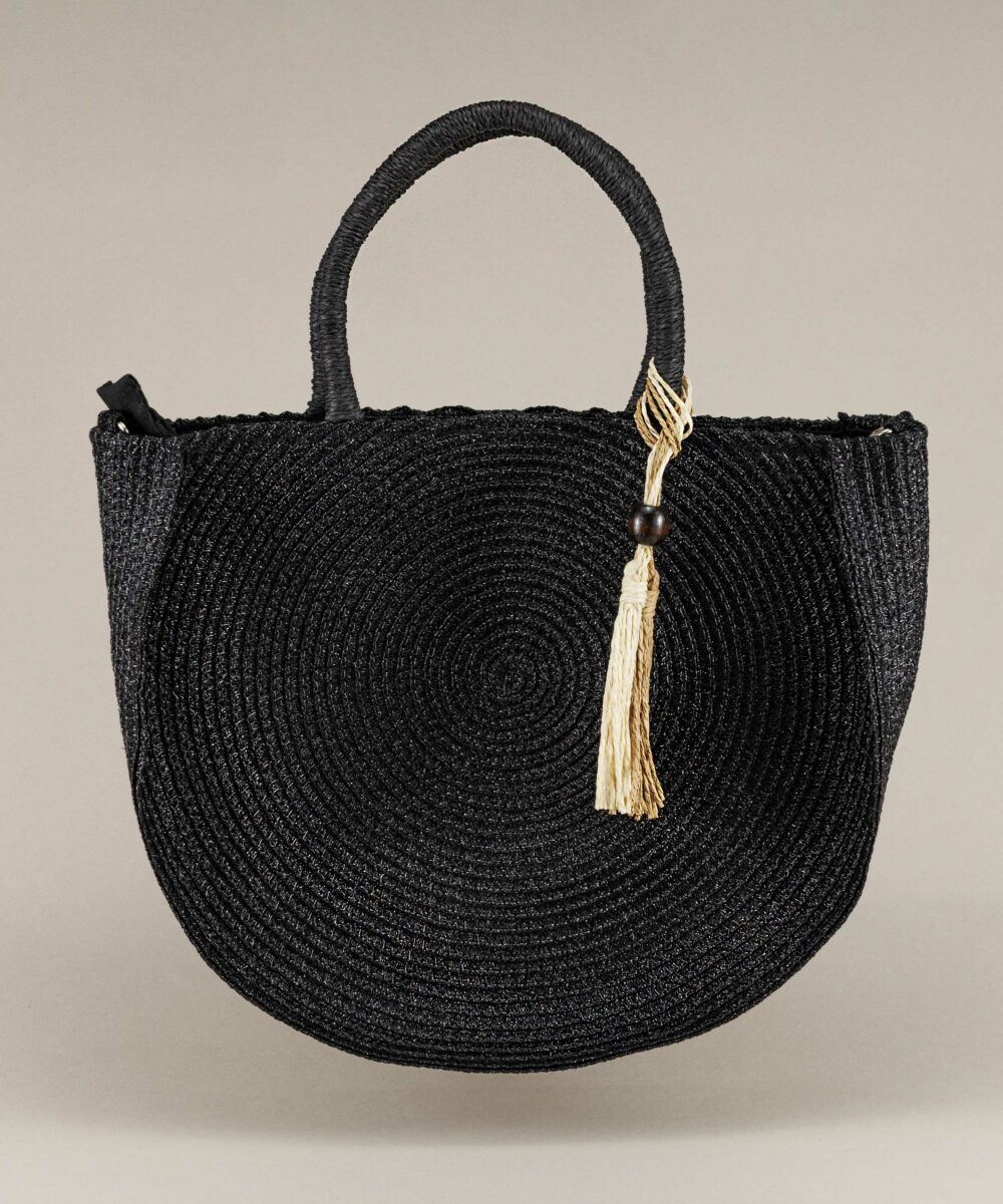 Bolso capazo negro Capri ideal para tus looks de verano. Versátil, con cierre de cremallera y detalle de rafia. Perfecto para cualquier plan.