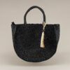 Bolso capazo negro Capri ideal para tus looks de verano. Versátil, con cierre de cremallera y detalle de rafia. Perfecto para cualquier plan.