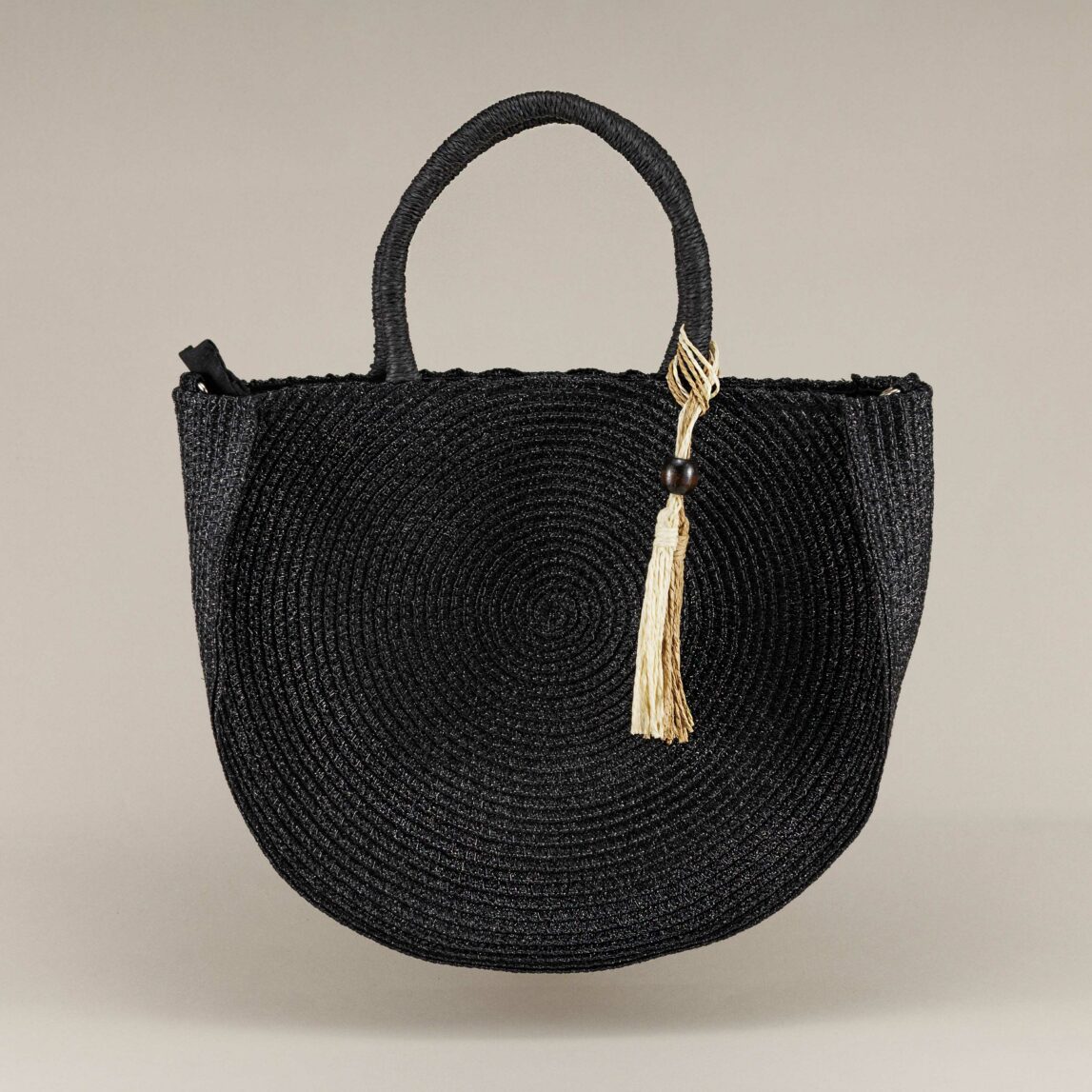Bolso capazo negro Capri ideal para tus looks de verano. Versátil, con cierre de cremallera y detalle de rafia. Perfecto para cualquier plan.