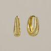 Pendientes de aro ovalado en plata 925 con baño de oro de 18k. Elegantes, cómodos y con relieve. El básico dorado que necesitas para tu joyero este verano.