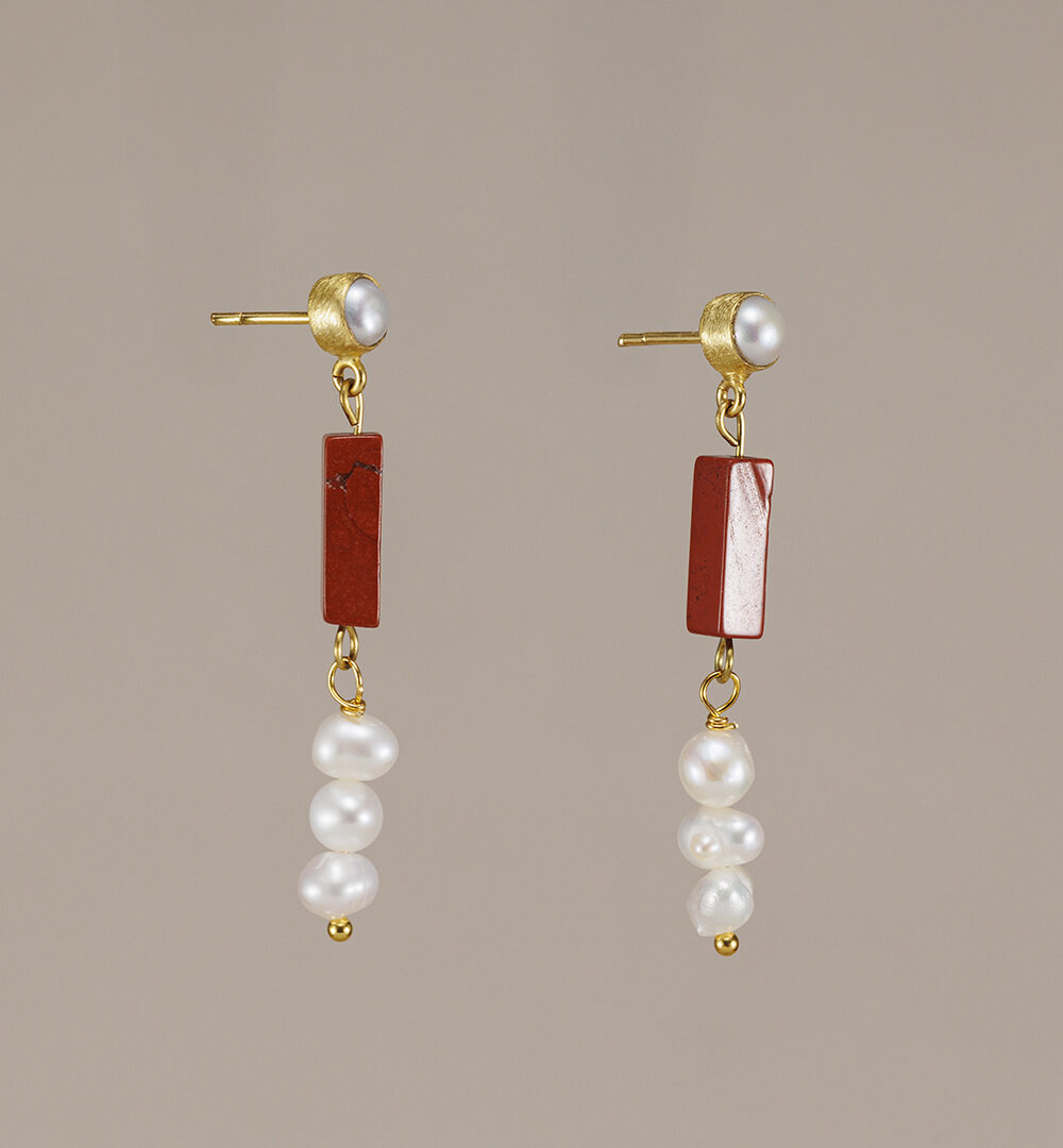 Pendientes de oro para adolescentes con piedras naturales y perlas. El regalo ideal para su 18 cumpleaños o puesta de largo. ¡Brillará con estilo!