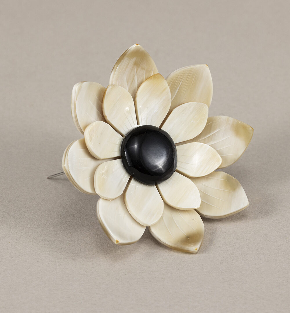 Broche Magnolia negro