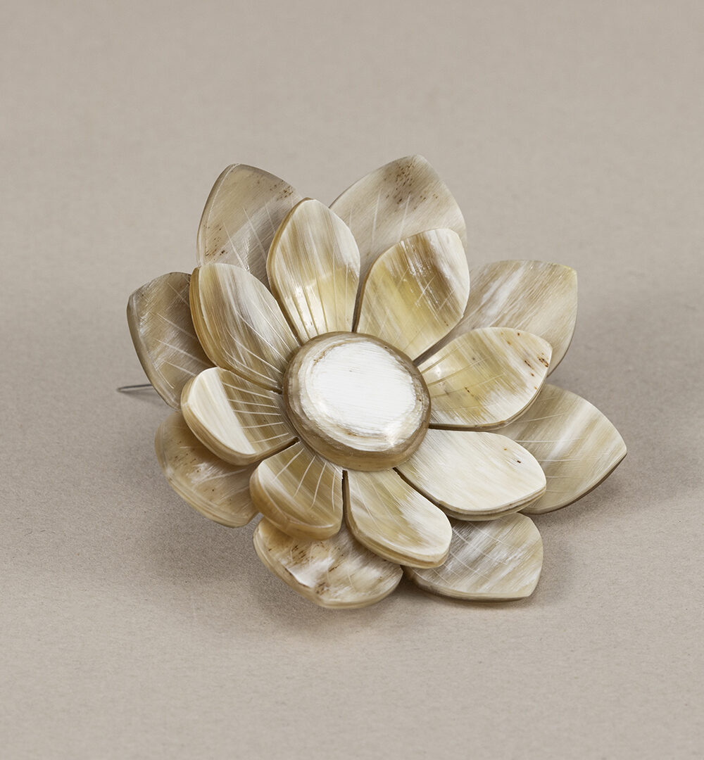 Broche Magnolia marfil