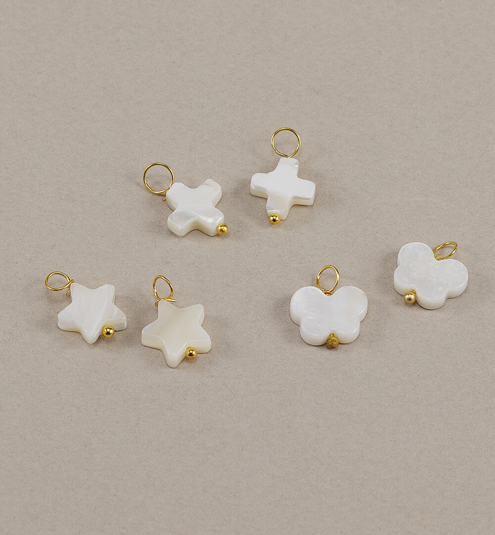 Charms pendientes formas nácar