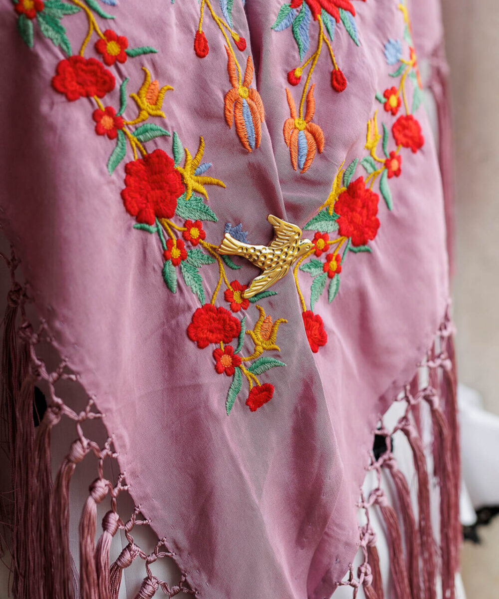 Broche golondrina dorada